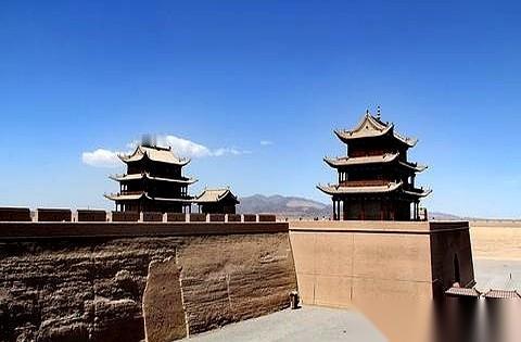 “旱码头”这三个字，你品，你细品。
一个码头，本该是船来船往，结果它在腾格里沙漠