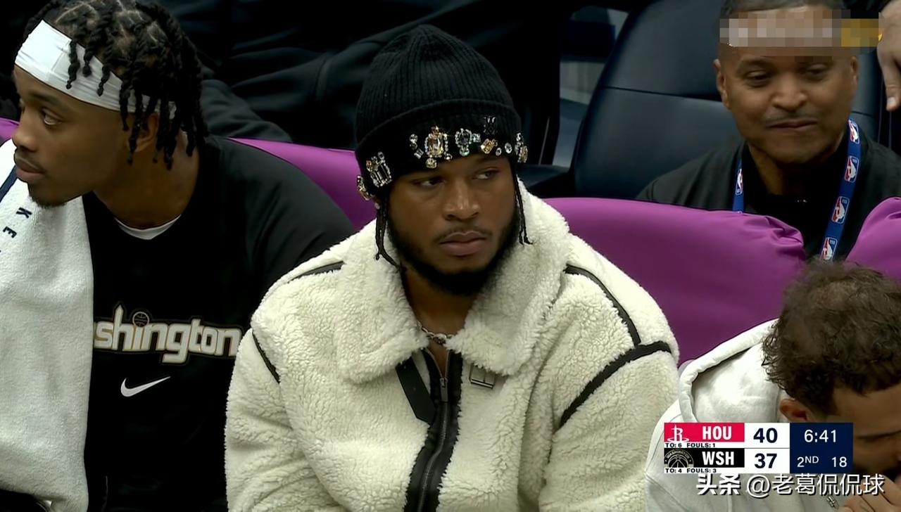 奇才大将惠特摩尔真是太落寞了！在今天奇才主场迎战火箭的比赛中，当时比赛进行到了第