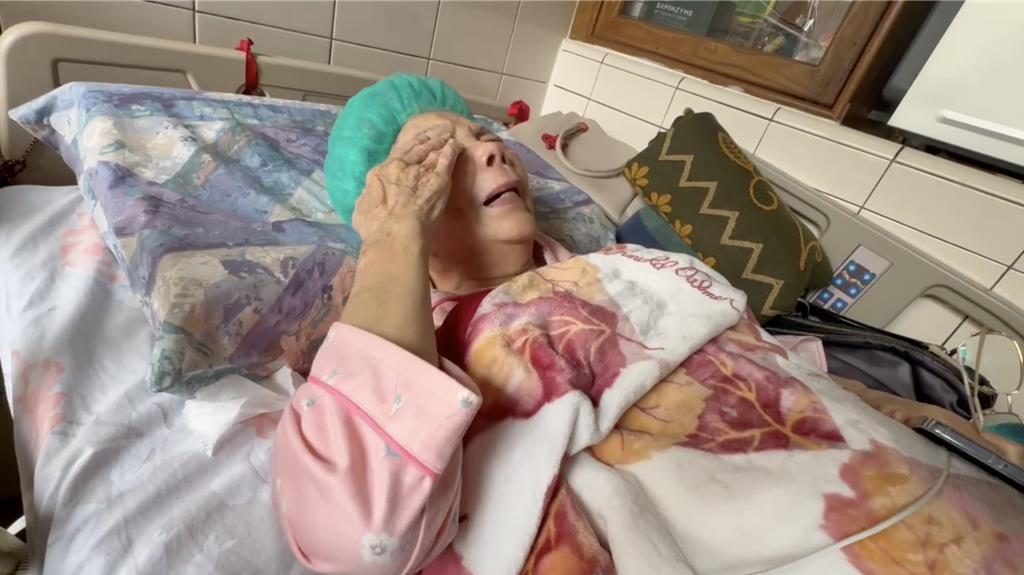 柯文哲被判17年的消息传到新竹后，柯文哲的母亲何瑞英难掩悲痛，哭了。哽咽着表示，