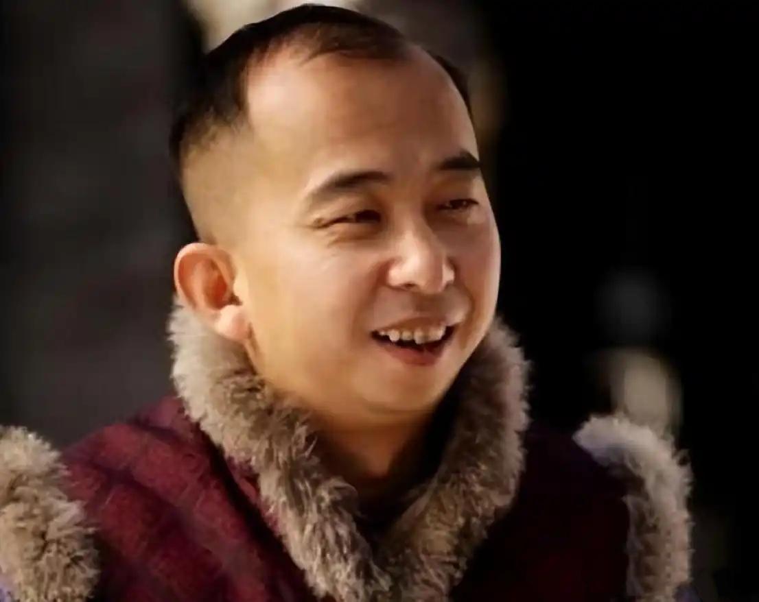 他曾被无情嘲笑“丑到掉下巴”，外貌的不足似成难以跨越的沟壑。但命运从未辜负努力之