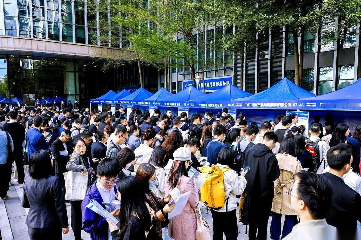 今天路过一个工业区，招聘启事上几个大字，刺得我眼睛生疼。
“18-40岁”。
我