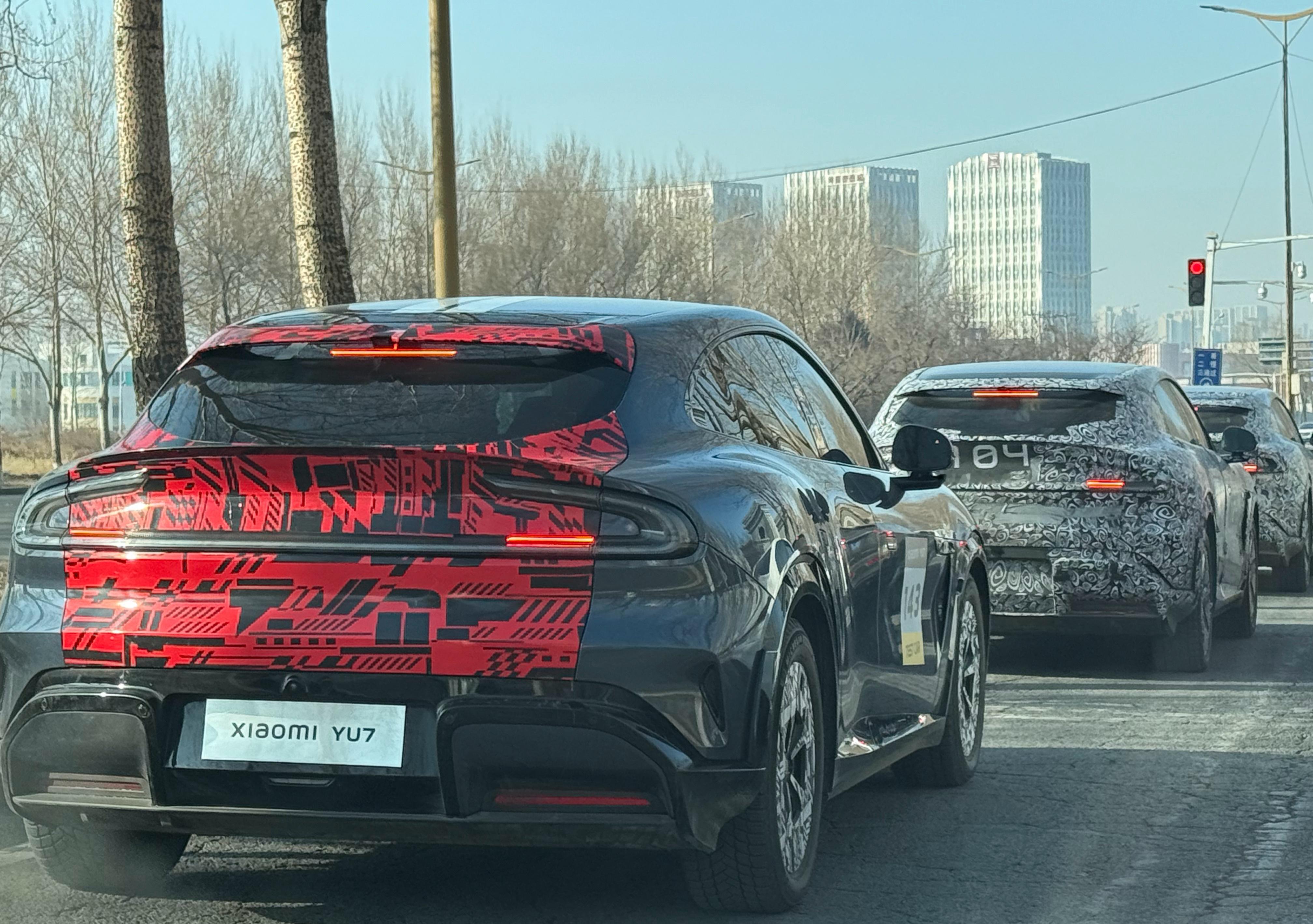 又有网友在路上拍到做路测的小米YU7了。[doge] ​​​