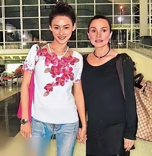 张柏芝的幸亏遗传了她妈妈的基因，长的这么漂亮。如果随了他爹就长歪了，他爹小眼睛胖