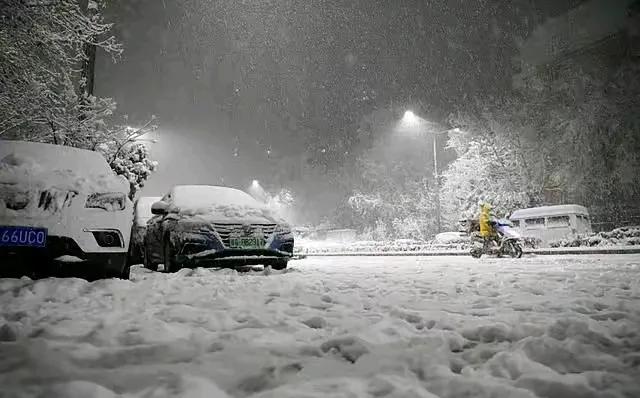 要是真被暴雪困在高速路上，电车咋自保呢？

电量会耗光，空调会歇菜，就自己在车里