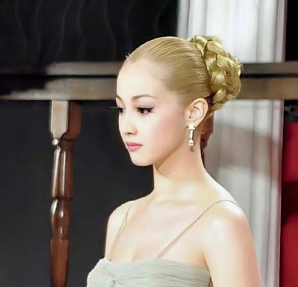 “一个月5次，超过按50万一次收费！她曾被誉为“亚洲第一美人”，在婚前协议里规定