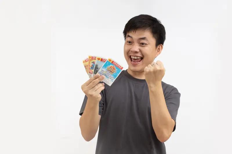 据悉：重庆市一男子李先生通过微信购买彩票，将选好的号码发给莫某某，莫某某又将号码