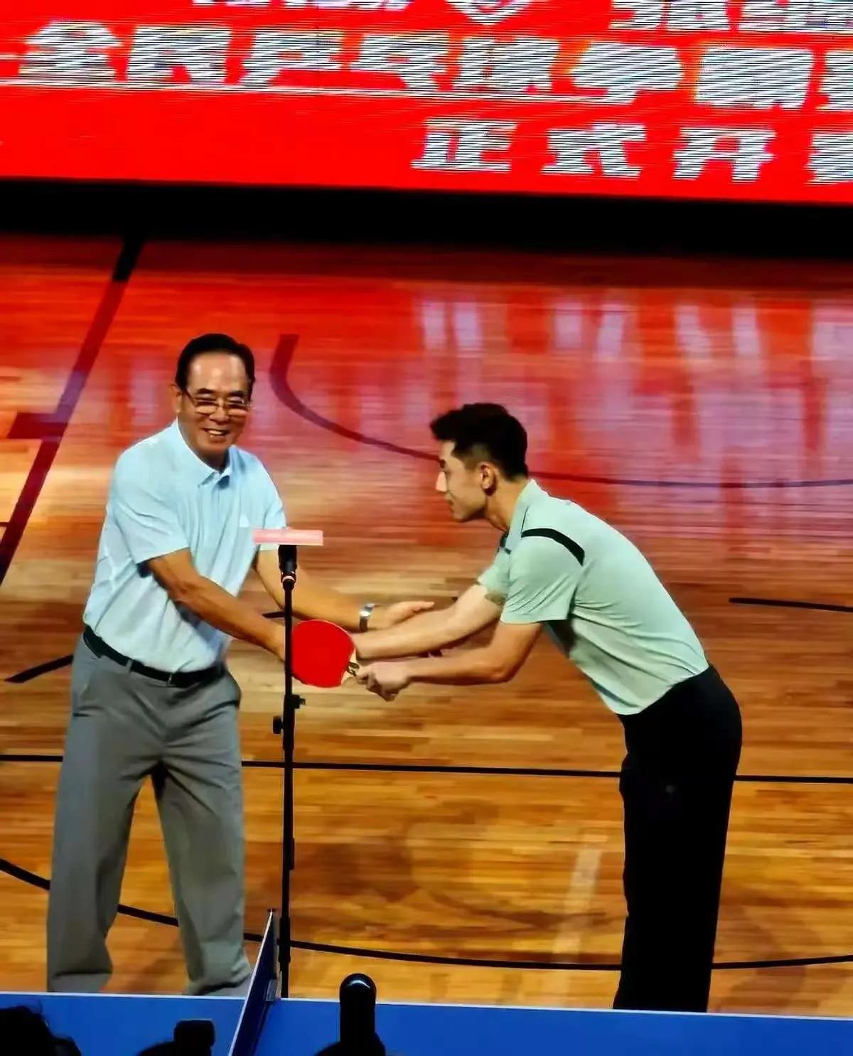 两年过后，张继科终于翻身了。
两年前就连人民日报都对他发出了系列的追问，铺天盖地
