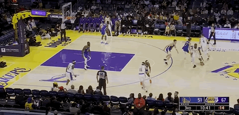 里夫斯好聪明，又造了三分球犯规，这次是希尔德 ​​​