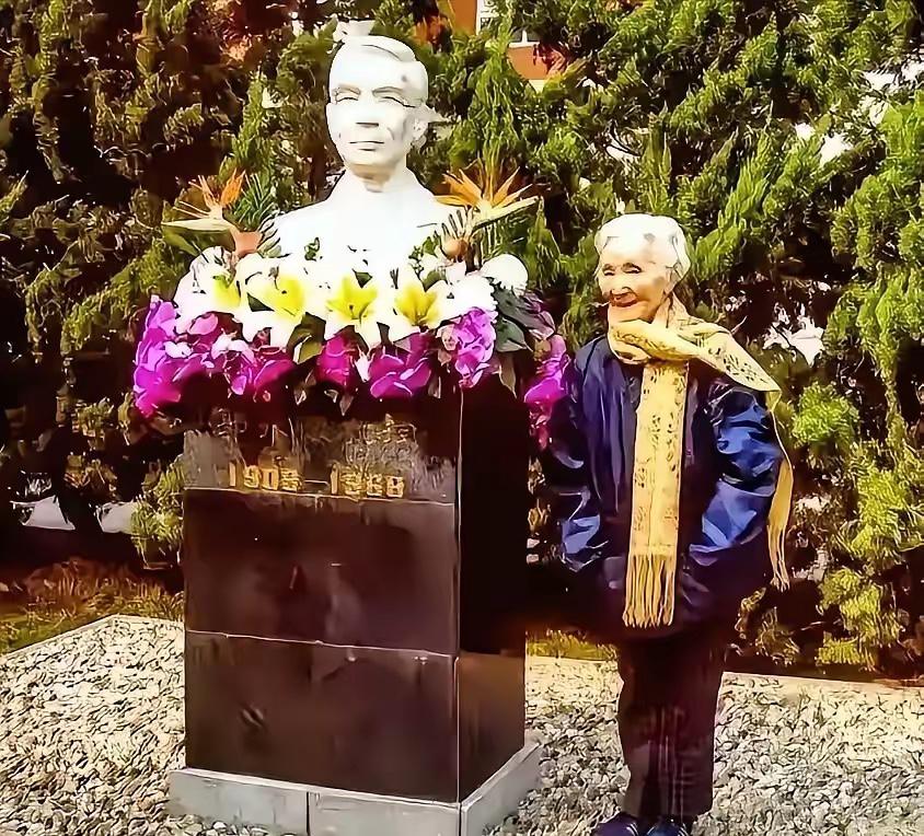 每一次看见李佩都让我感到特别的伤感，她从风华正茂到耄耋之年，将自己的一生和生命都