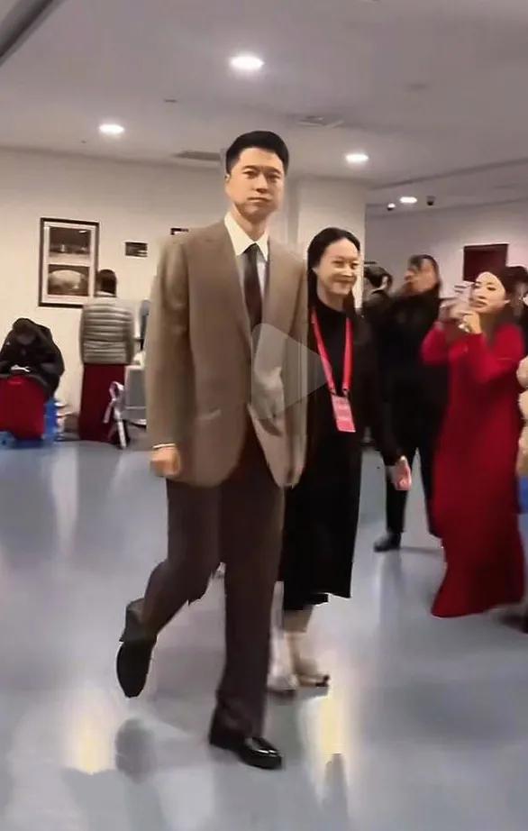 哇哦，画面中西装革履的王雷真是高大修伟，仪表堂堂，神采奕奕，玉树临风哈，看上去这