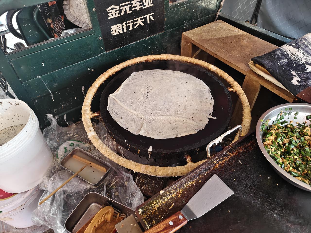 煎馍一元一个，还是小时候的味道[耶]在运城盐湖西街早市里面，有一大婶在卖煎馍，现