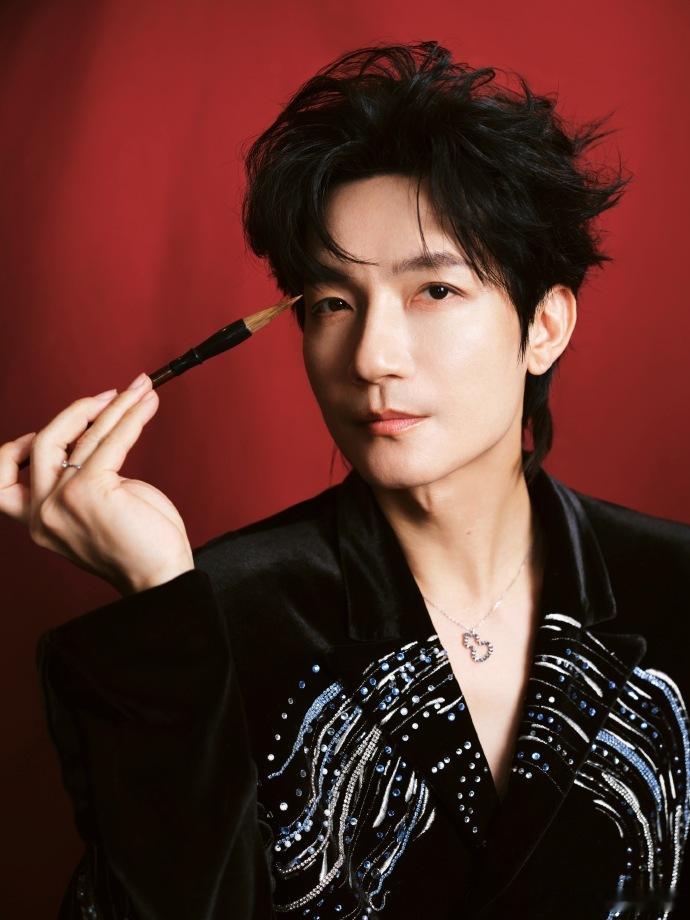 陈楚生国风造型救命！陈楚生的国风造型直接帅疯我，黑色外套的国风韵味配上珠饰点缀，