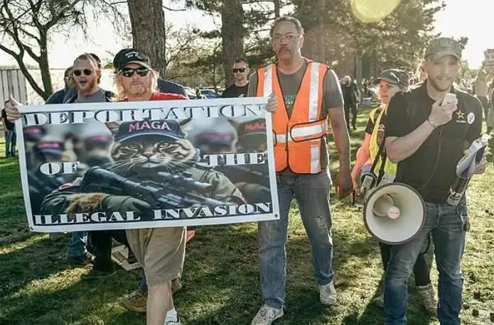 美国160万移民“自愿离美”，美国政府不仅为这些人提供免费的机票，还能白得100