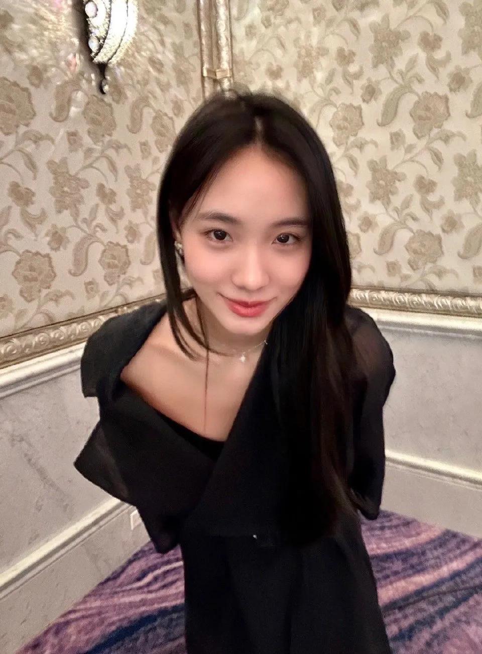 小S女儿许韶恩长高了，而且变得大气了，不像15岁的小女孩，有明星的范了。