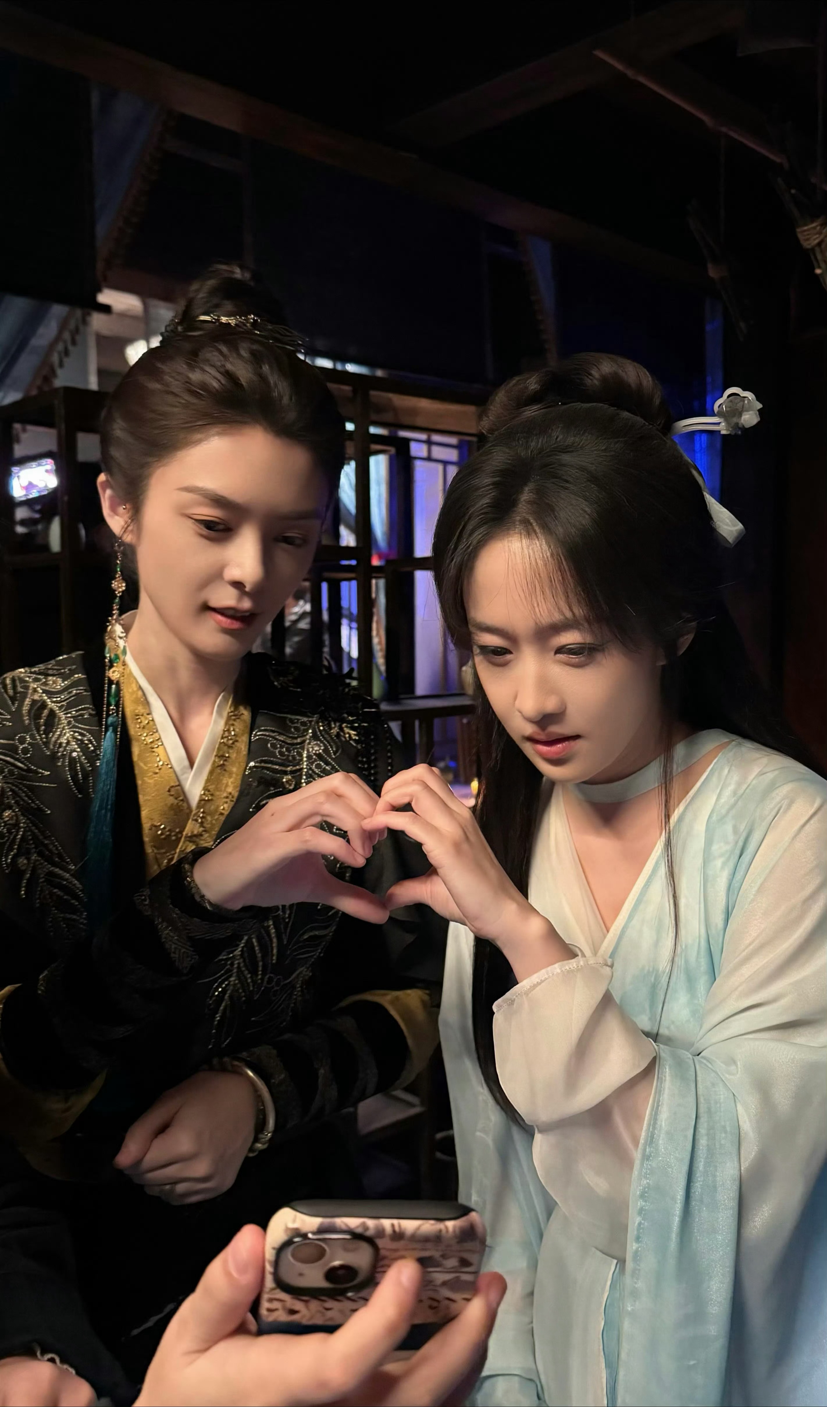 现在的女演员臂力有多可怕以后男演员再抱不动，就不能说是女演员太重了噢，看看刘美含