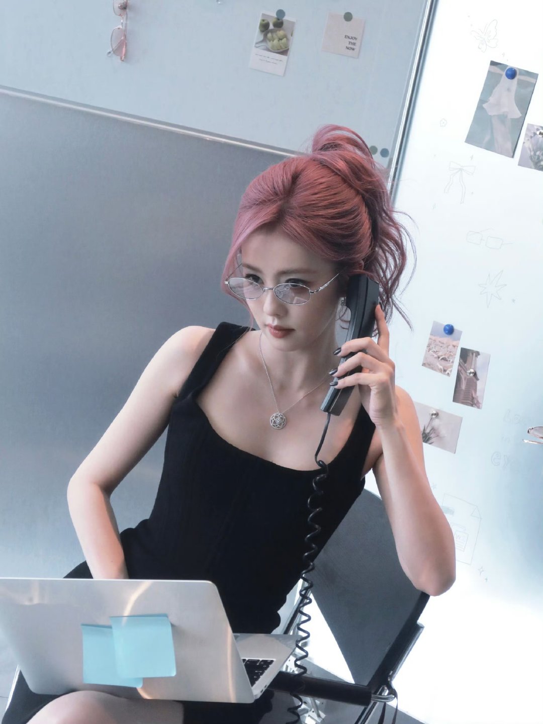 白鹿职场风造型白鹿粉发适配度白鹿和粉色头发的适配度拉满啦！！！ ​​​