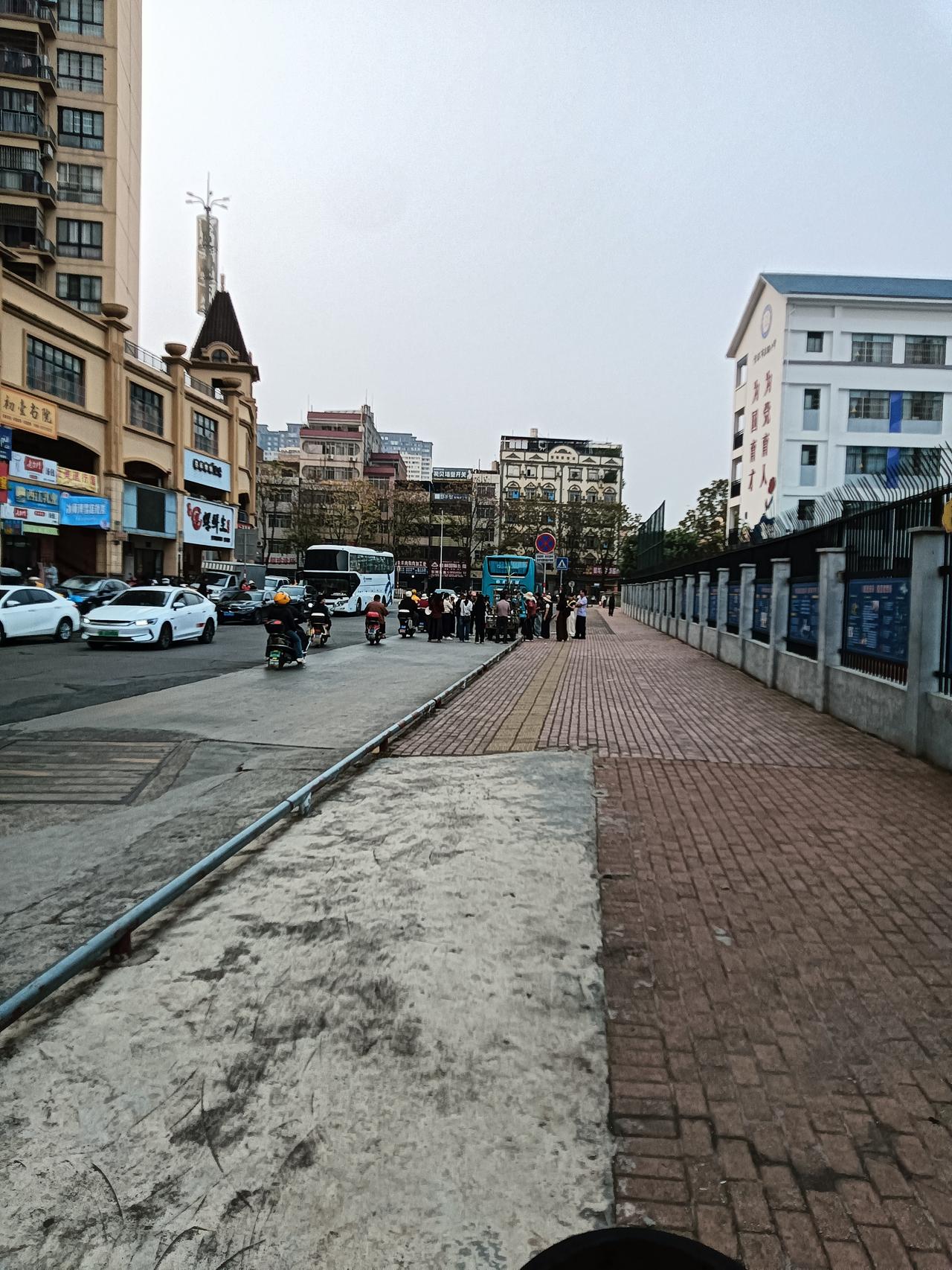 下午经过贵港市港北区江北大道附近，见一群人围着一部电三轮买甘蔗吃，近看原来是外地