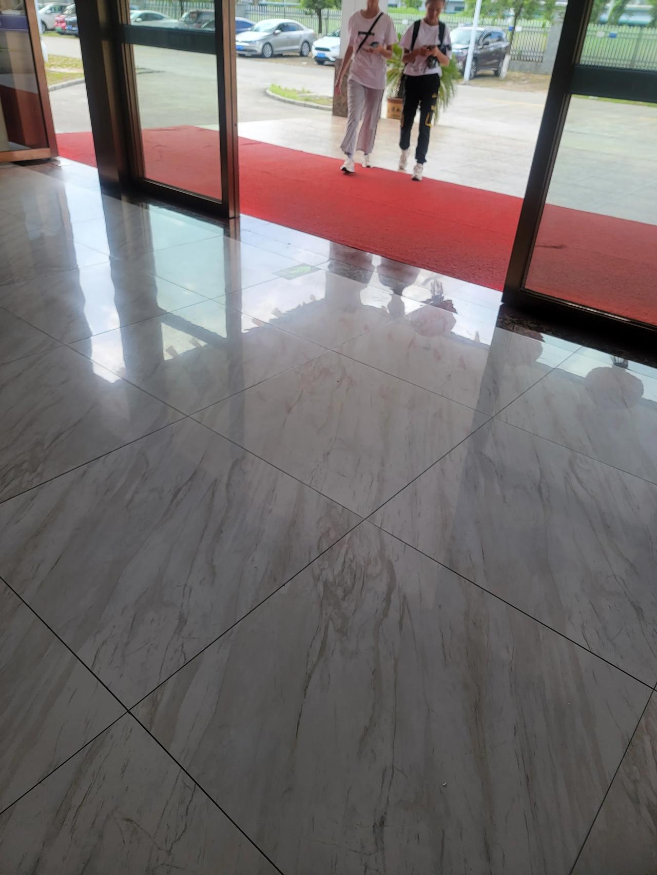 今天来厂里面试，跟主管约好10点，现在过了30分，还没出现，让我等，有几个男的女