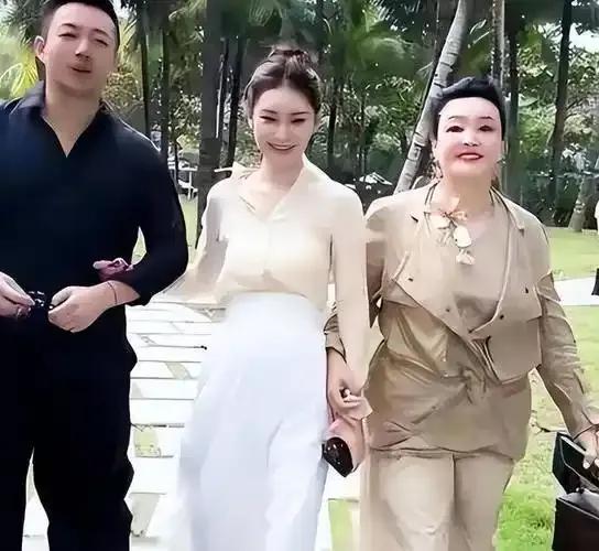 在一轮轮网络舆论的冲刷下，汪小菲与大S的纷争逐渐平息，但马筱梅的处境却成了新的观