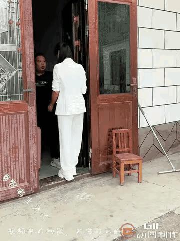 为儿媳撑腰，这样的公公太明事理了！

小两口吵架，儿子的火爆脾气上来了，这头犟驴