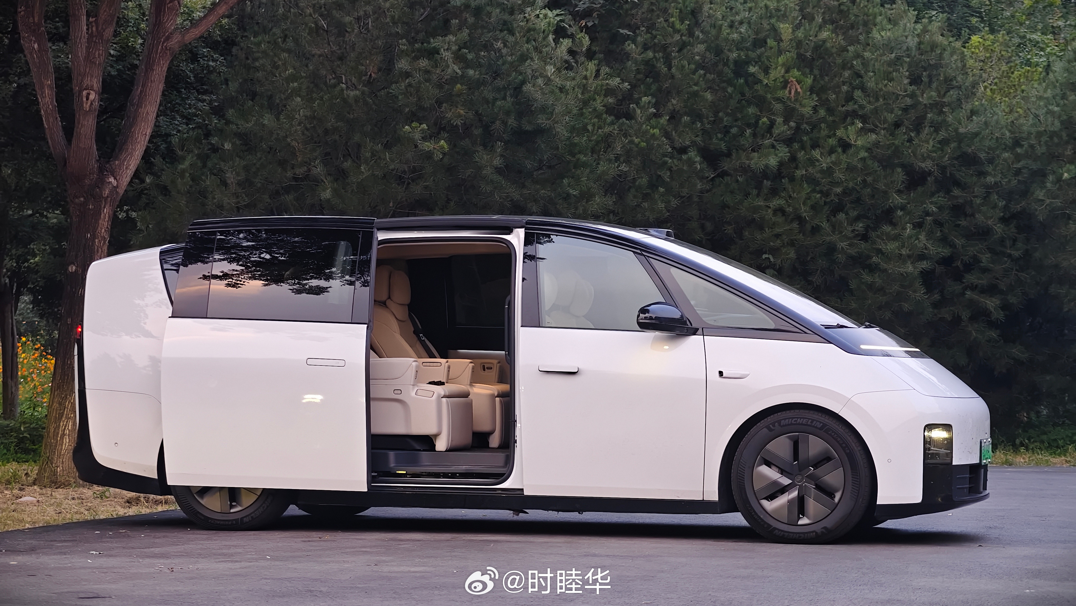 今年不知道为什么，巨热。现在这个天气在户外工作，基本上就是10分钟一身汗，也就是