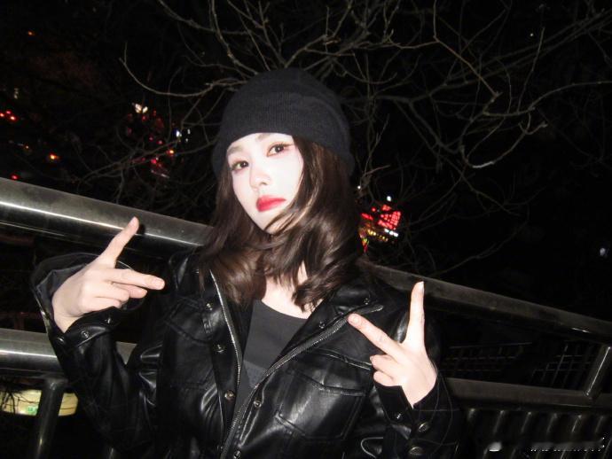 白鹿黑皮衣冷帽look白鹿allblack红唇白鹿新造型太绝了！黑皮衣加冷帽，a