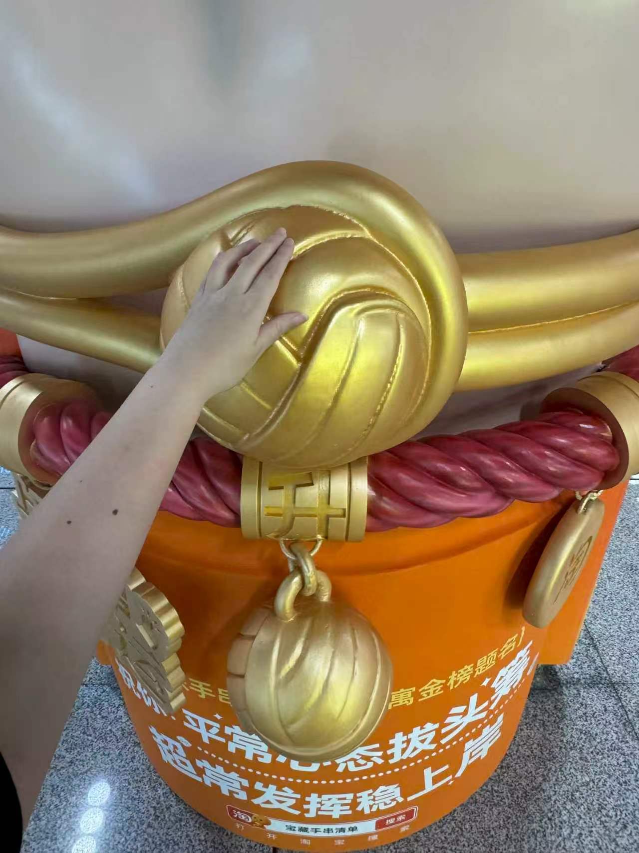 走在好运街上，将所有烦心事尽数抛在身后，静静等候财运、顺遂与不期而遇的惊喜全都奔