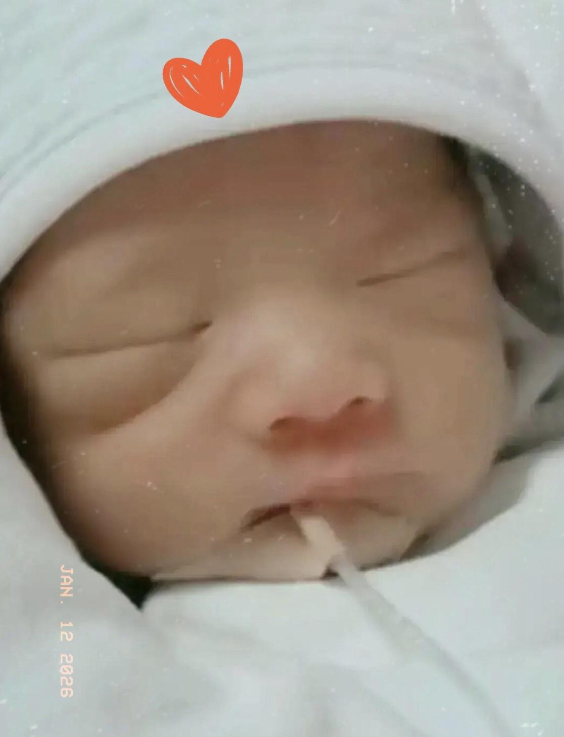 河南郑州这对小夫妻，刚当爸妈就遭了大难，娃落地才三天，连哭的力气都没有，闭 着眼