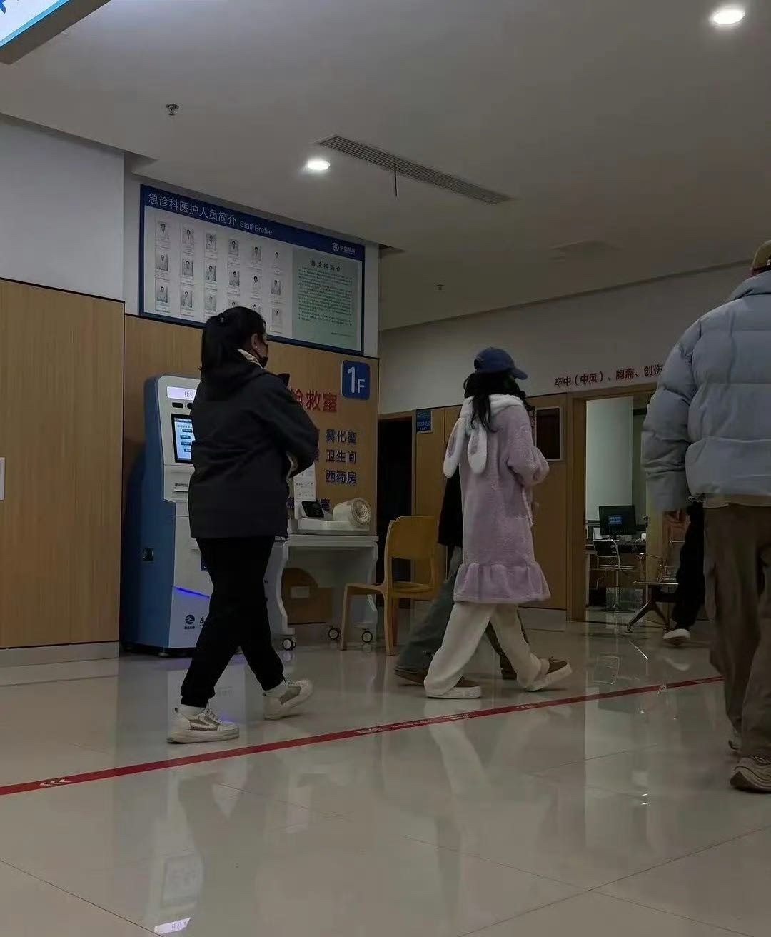 网友医院偶遇李一桐 李一桐拍戏连轴转累到就医，深夜医院被偶遇，身形虚弱需搀扶，演