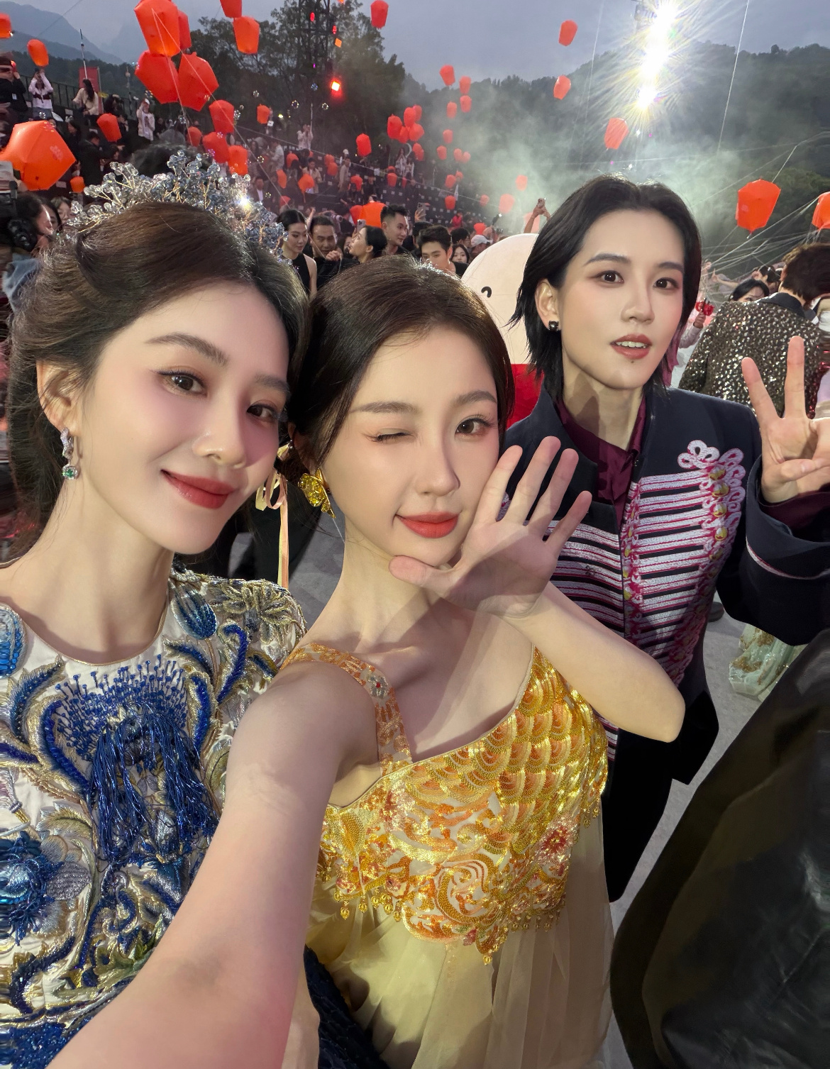 虞书欣晒 刘诗诗 陆柯燃今晚的合照 