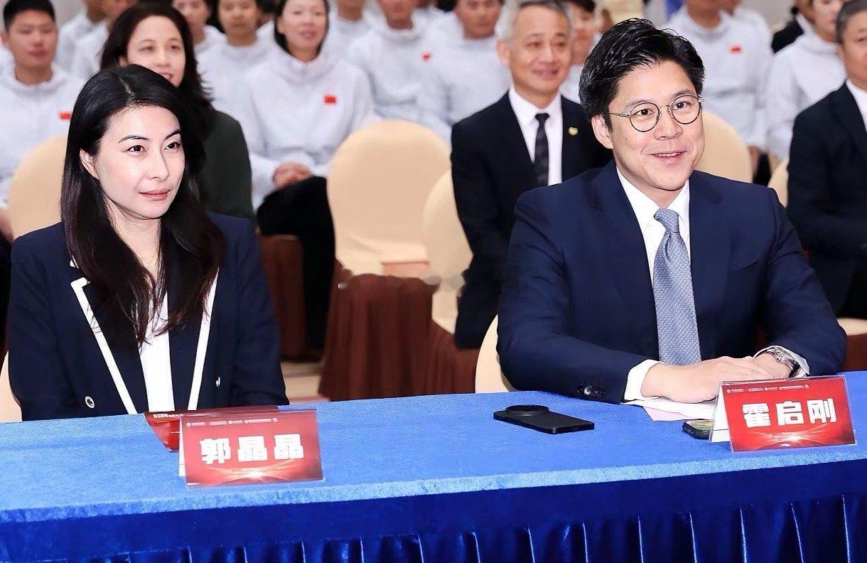 郭晶晶、霍启刚夫妇海南出席活动，与李宁、邓亚萍、苏炳添等联合发起“体育冠军‘荣耀