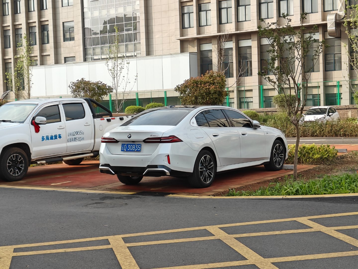 第一次在路上看到卖出去的新5系，只要不看侧面还是不错的[赞][doge]，图2要