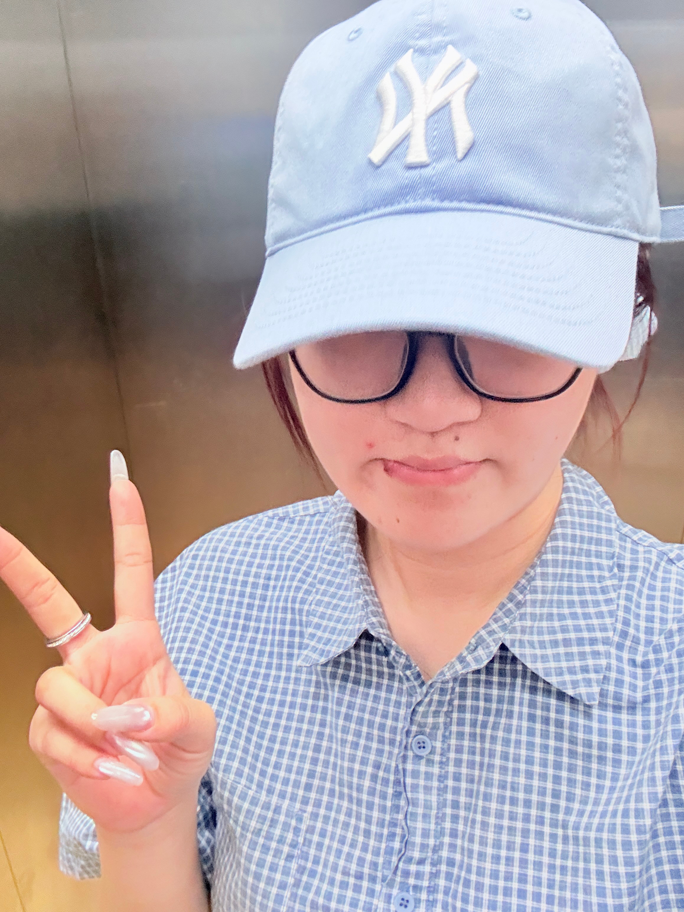 太爱深帽檐的帽子了，本来是想买酒红色，但不知道为什么那个logo显得我的头尖尖的