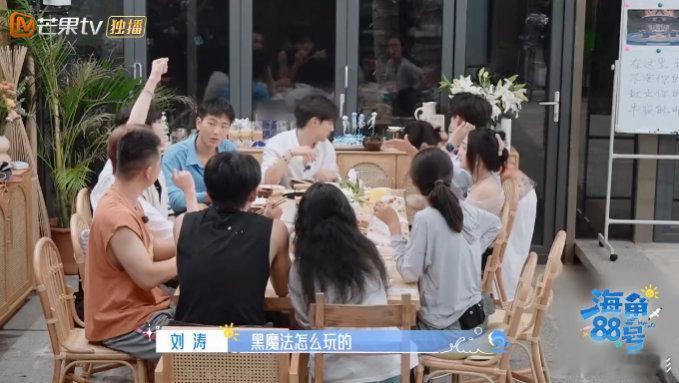 余宇涵玩黑魔法CPU已干烧 别人猜黑魔法像开了挂，余宇涵却在旁边沉浸式推理，结果