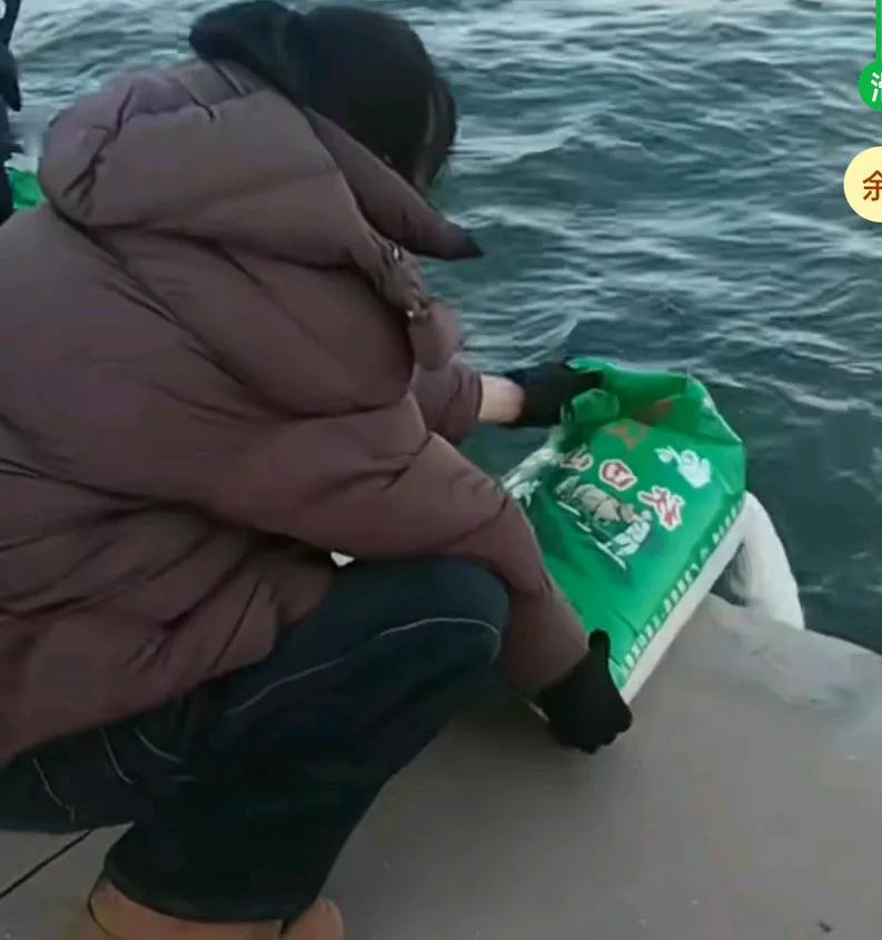 一群大妈在放生大米，极为认真的将一袋袋大米倒进大海，网友说，
送给孤寡老人不是更