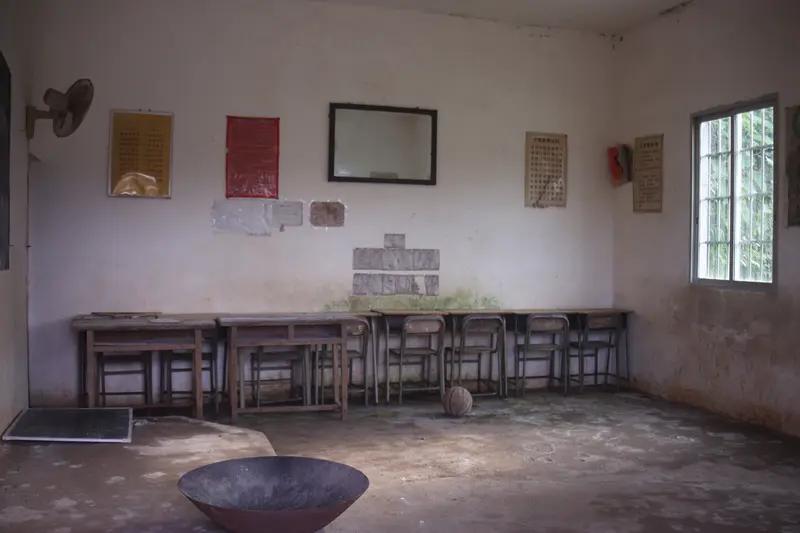八十年代初的首次民办教师大规模精简，切实左右了那些留下来继续任教者的人生轨迹。那