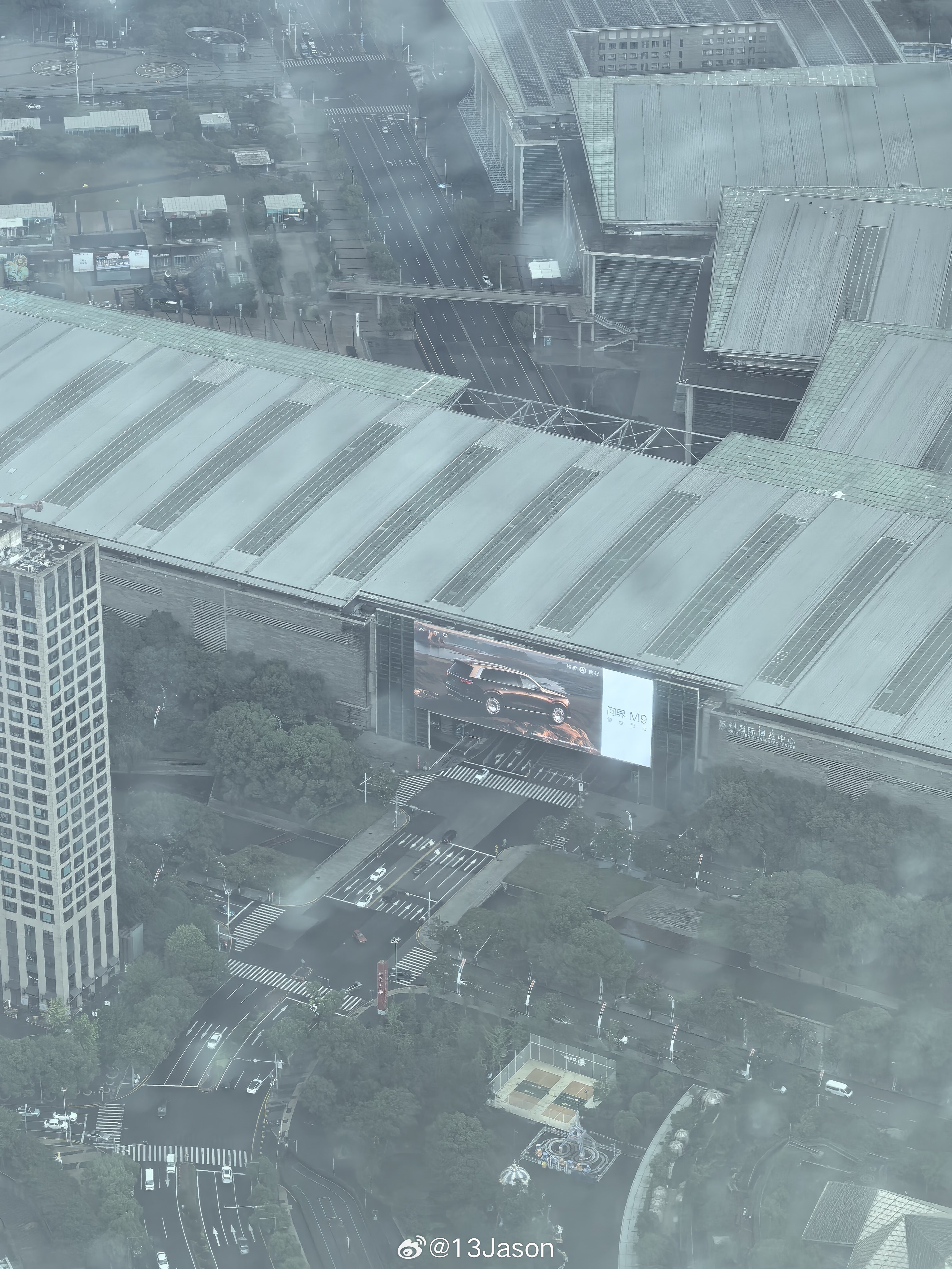 在苏州国金顶楼尼依格罗酒店往下看，一眼就看到了问界和尊界的大屏。 苏州·苏州尼依