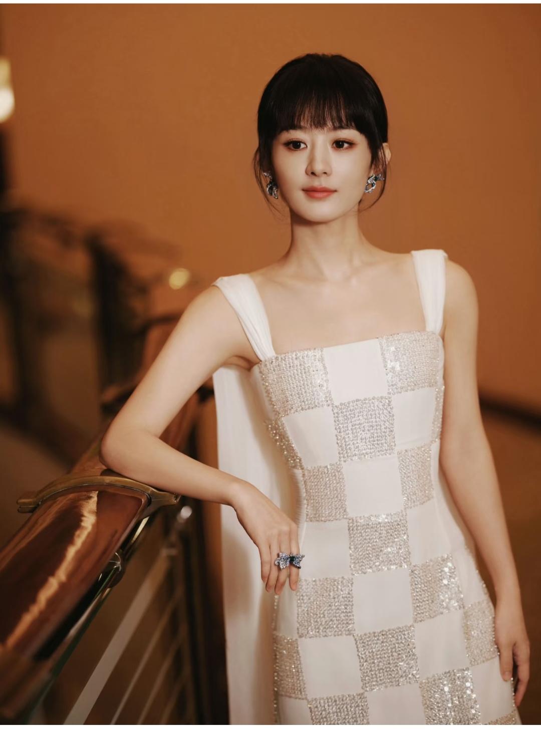 赵丽颖，脸小，不适合留齐刘海。