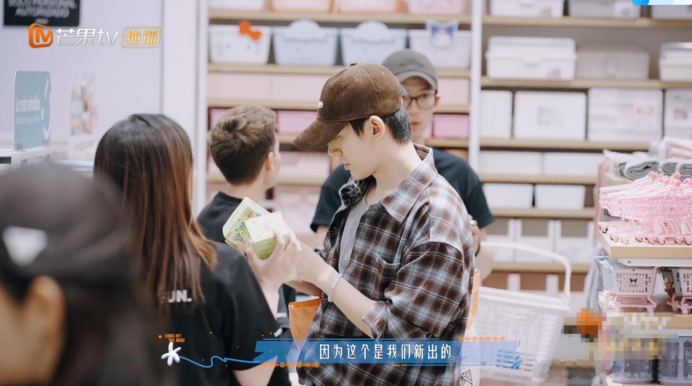 邓为王星越好爱送礼物俩男的邓为王星越购物起来发狠了忘情了 看邓为王星越采购礼物笑
