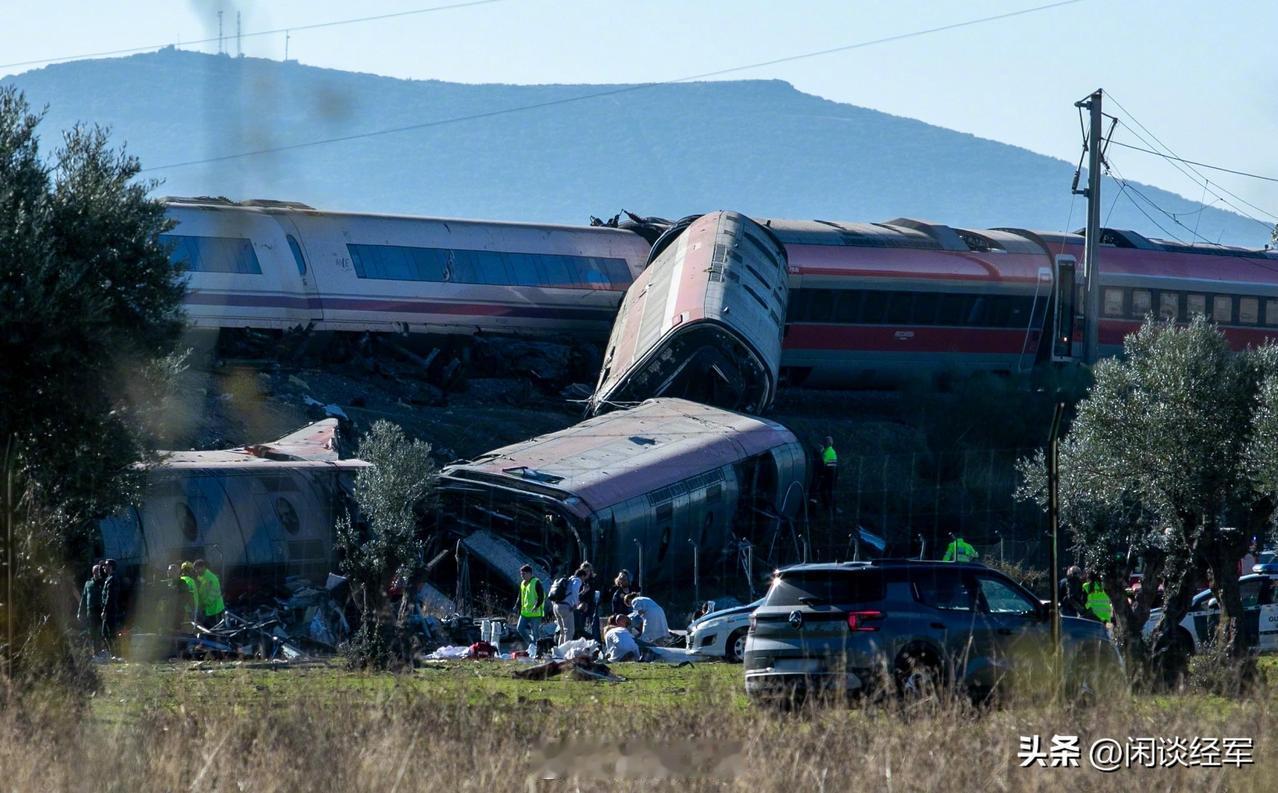 西班牙列车相撞，已致50死179伤。还在游行示威，就发生这种事情，不简单。不可能