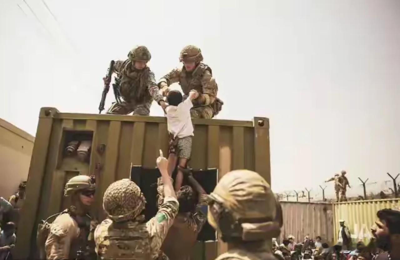 苏联与美国争霸，先后控制阿富汗30年！都没建立稳定政权，最后被民族武装搞得疲惫不