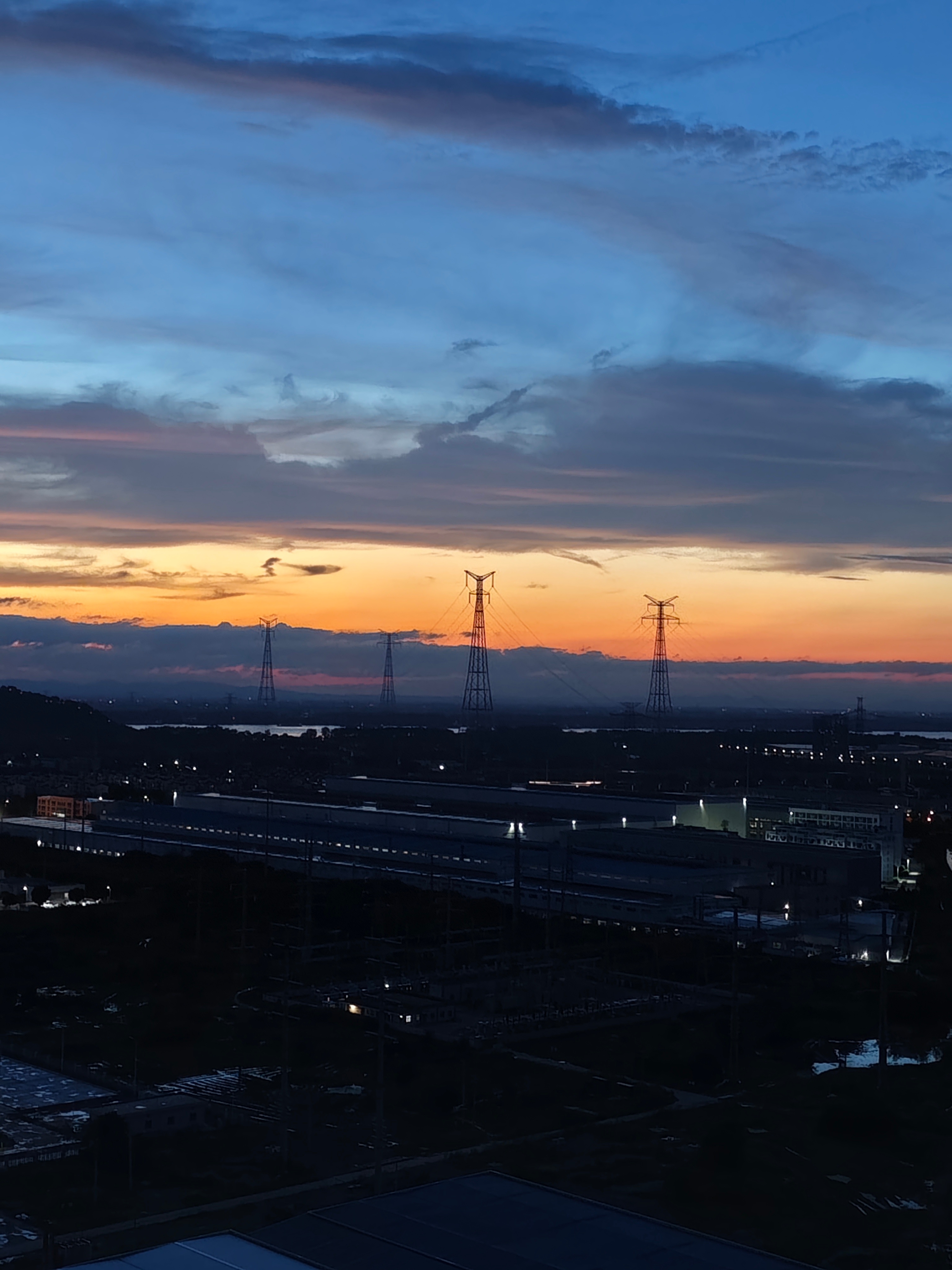 虽然天天下雨很烦，但是这夕阳🌇确实好看!夕阳无限好，只是近黄昏!美! 芜湖·芜