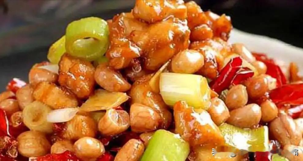 到底是宫保还是宫爆？有一道川菜，大饭店菜单经常写错，那就是宫保鸡丁。
宫保鸡丁在