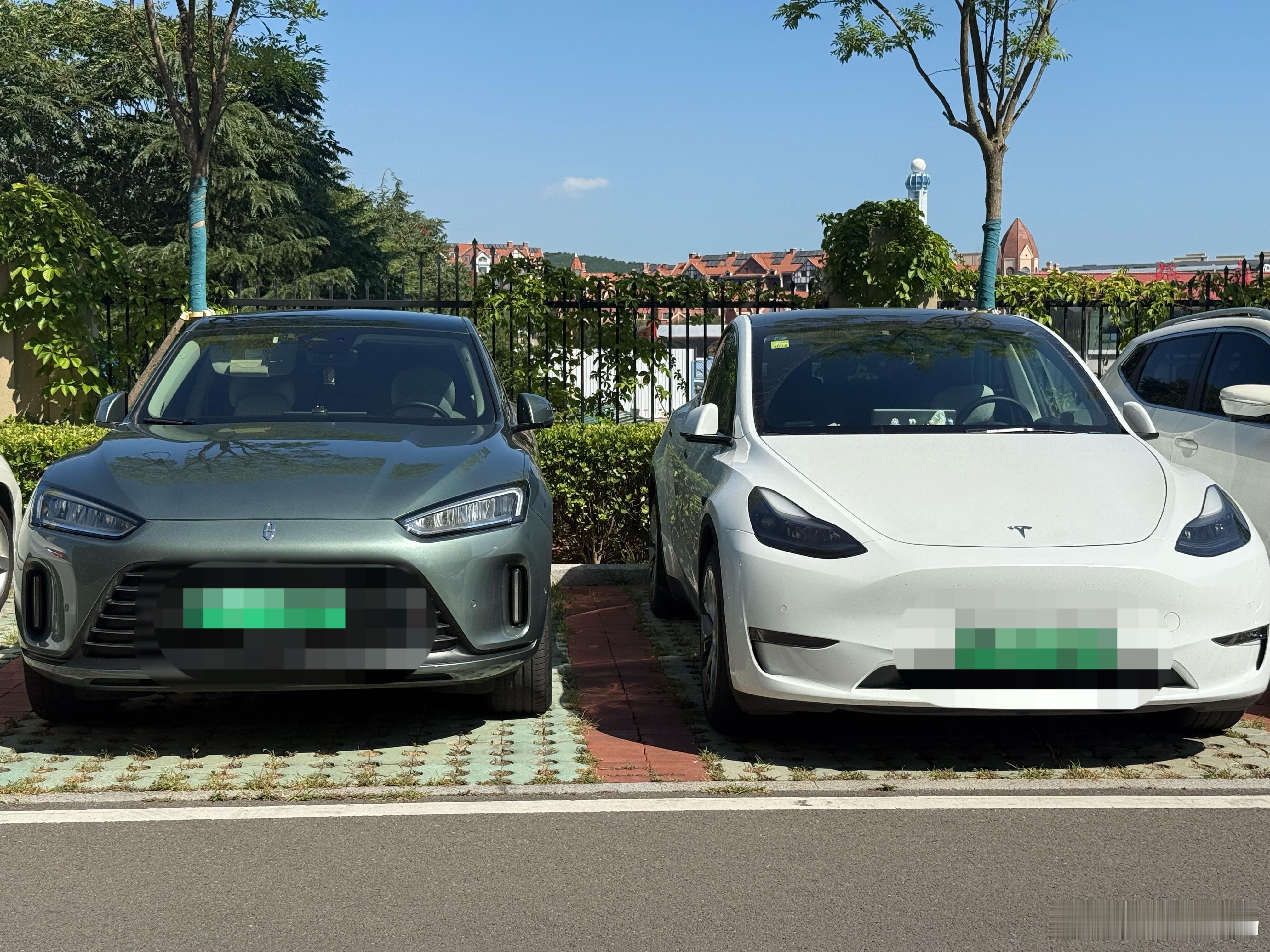 单从颜值来讲，这两个车，哪个好看[doge] ​​​