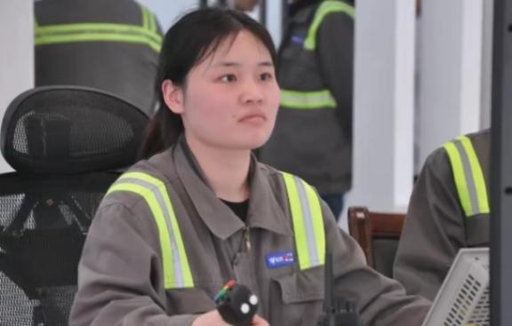 28岁211法学女毕业生李丽，考公失利、当实习律师收入微薄，后来转行到宁波北仑码