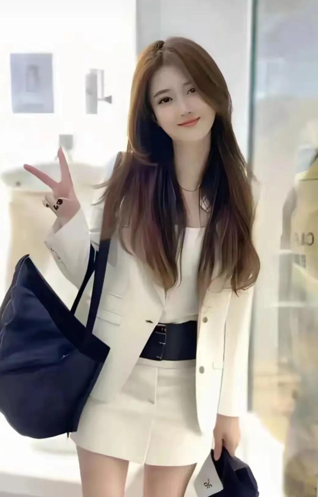 在一个阳光明媚的午后，我独自漫步在公园的小径上，心中默默许下一个愿望：愿得一人心