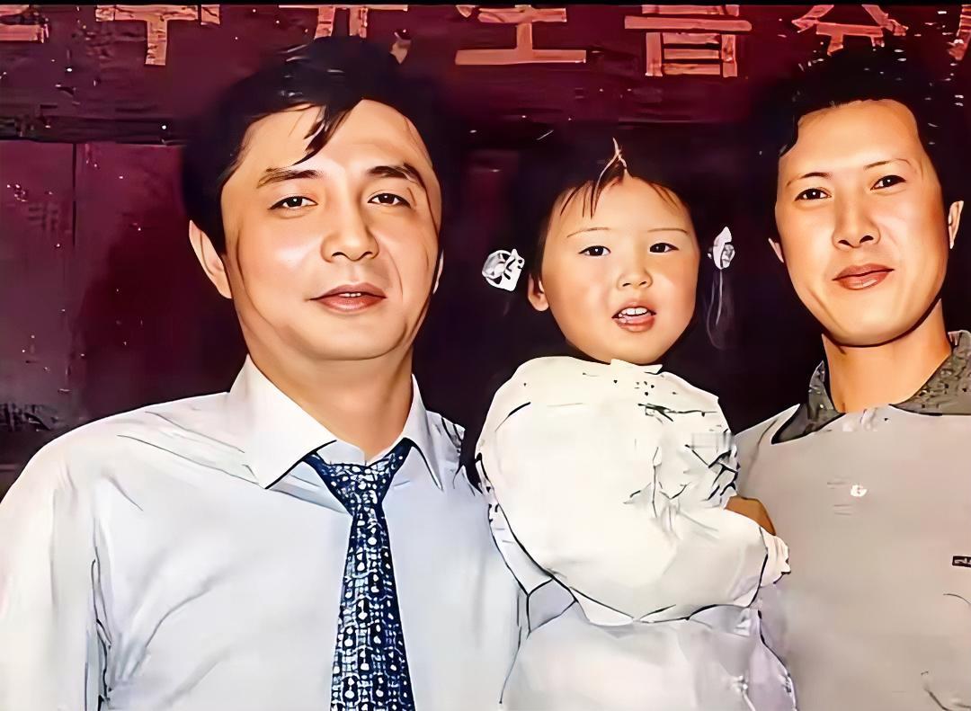 1999年，张友生与汪嘉伟的一张合照，怀中的小女孩，万万没想到，后来成为了中国女