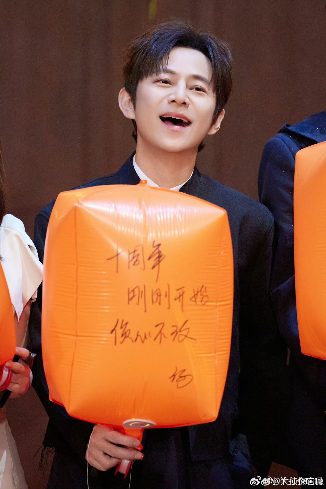 大侦探收官录制放天灯大侦探祝福都在灯里了大侦探天灯上是不是写了“愿真相永不缺席”