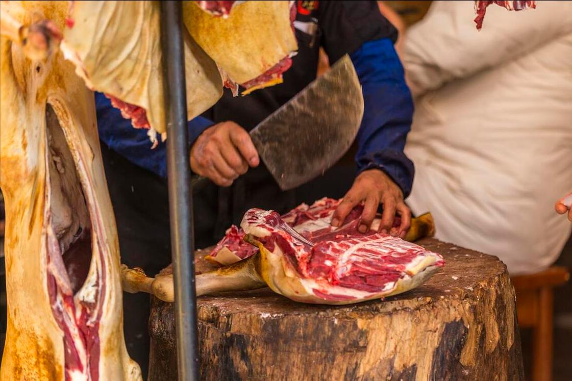 买羊肉时，先看肉皮后看肉，牢记4个技巧，帮你专挑新鲜好羊肉
在购买羊肉时，要注意