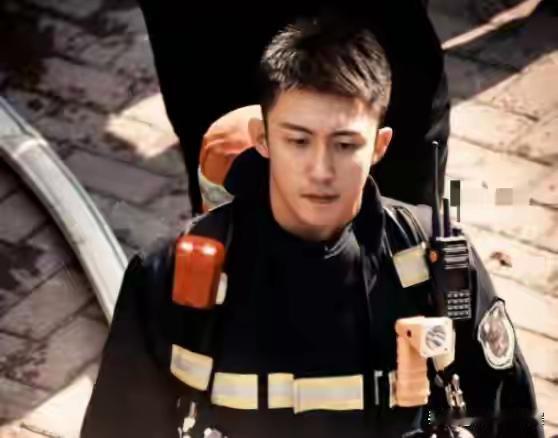 我们在地球上勉强凑合着活着，有钱人准备去太空上体验了，黄景瑜花300万预定了北京